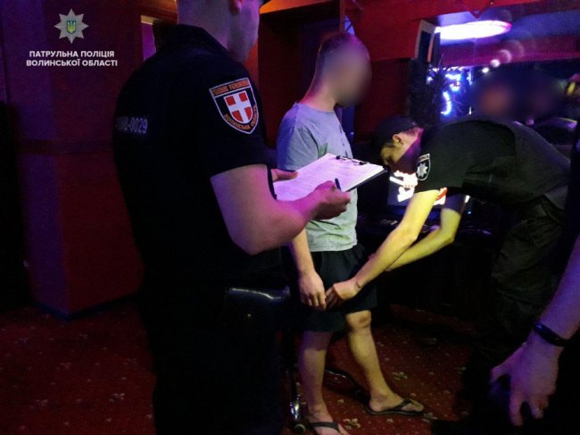 У Луцьку вночі у двох інтернет-закладах зловили чоловіків з наркотиками