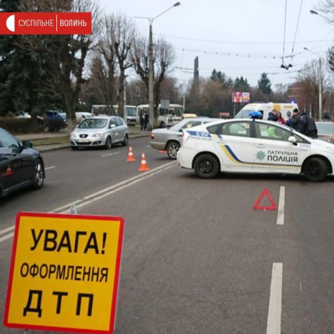 Ранкове зіткнення на проспекті Перемоги: потерпіла – пасажирка таксі. ФОТО 