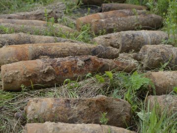 Волинські рятувальники «зачищають» село від боєприпасів часів війни. ФОТО