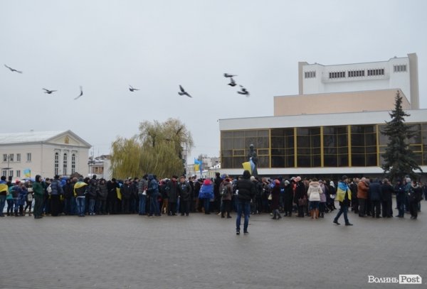 Луцькі студенти влаштували марш і вимагали у депутатів підтримати європейський вибір. ФОТО