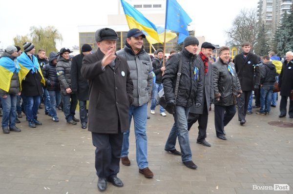 Луцькі студенти влаштували марш і вимагали у депутатів підтримати європейський вибір. ФОТО