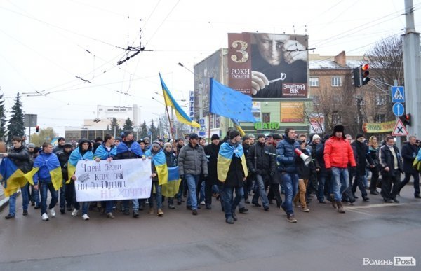 Луцькі студенти влаштували марш і вимагали у депутатів підтримати європейський вибір. ФОТО
