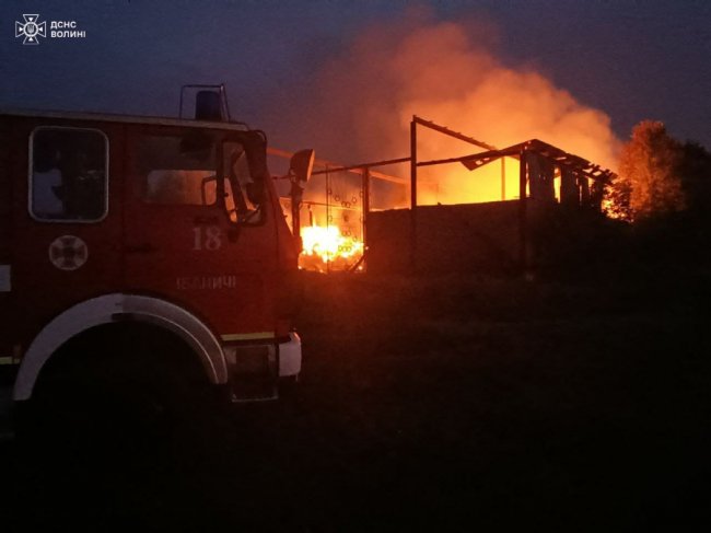 На Волині горіла господарська будівля
