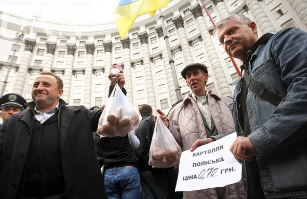 Поліські фермери влаштували в Києві «картопляний протест». ФОТО. ВІДЕО