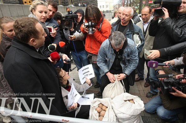 Поліські фермери влаштували в Києві «картопляний протест». ФОТО. ВІДЕО