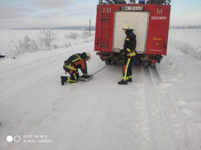 На Волині рятувальники відбуксирували автомобіль, який з'їхав з дороги