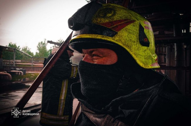Понад 200 рятувальників вже півтори доби гасять пожежу після удару росії по Київщині