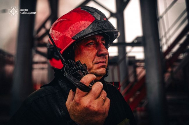 Понад 200 рятувальників вже півтори доби гасять пожежу після удару росії по Київщині