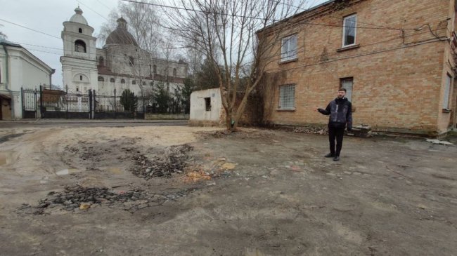 Любомир Дмитришин показує пошкоджену будівельною технікою територію 