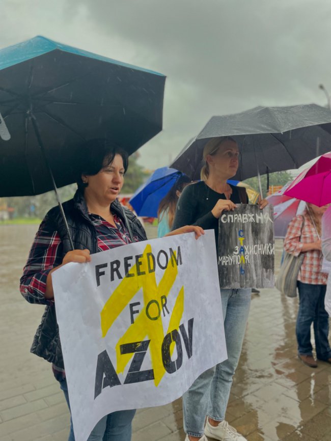 «Маємо боротися за них, як вони за нас»: у Луцьку родини полонених «азовців» влаштували акцію. ФОТО