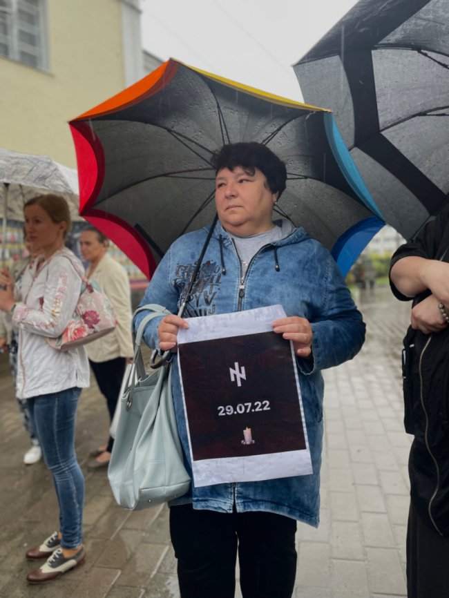 «Маємо боротися за них, як вони за нас»: у Луцьку родини полонених «азовців» влаштували акцію. ФОТО