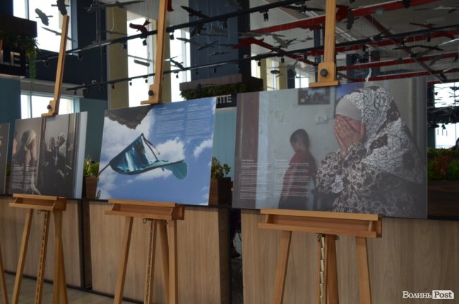 У Луцьку відкрили виставку світлин «Історії з окупованого Криму». ФОТО