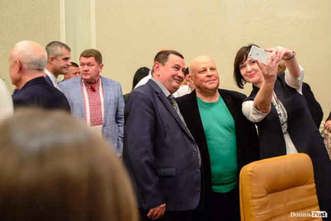 Білі, чорні, з кутасиками і без: які вишиванки одягнули депутати на сесію Волиньради. ФОТО