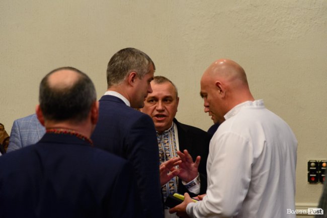 Білі, чорні, з кутасиками і без: які вишиванки одягнули депутати на сесію Волиньради. ФОТО