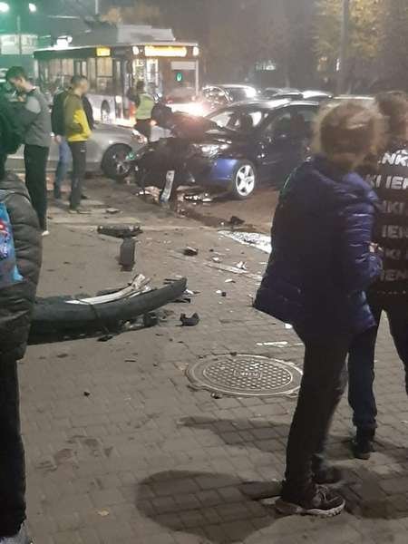 На Відродженні у Луцьку – подвійна аварія з потерпілим. ФОТО