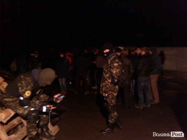 Базу ВВшників у Луцьку «стереже» сотня активістів. ФОТО