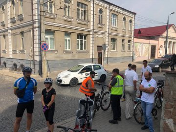 Мешканці Вишкова влаштували велоакцію під мерією на підтримку маршрутів №26 та 26а. ФОТО 