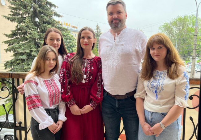 День вишиванки: відомі волиняни показали своє національне вбрання