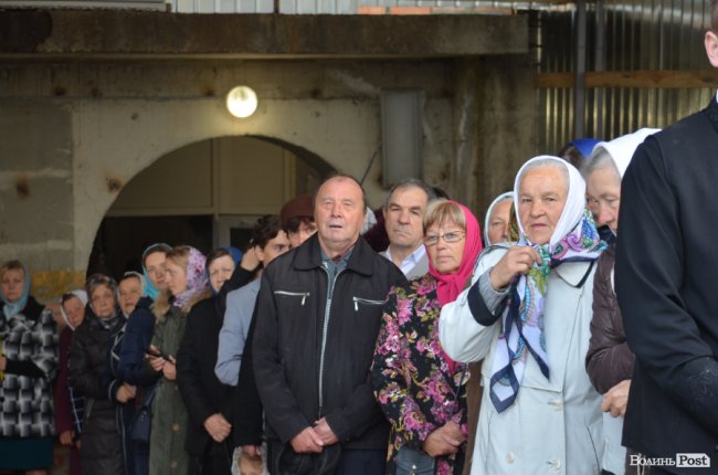 Килим із квітів та цілування рук: як у Луцьку зустріли Онуфрія. ФОТОРЕПОРТАЖ