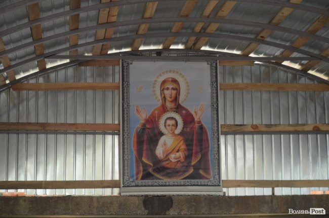 Килим із квітів та цілування рук: як у Луцьку зустріли Онуфрія. ФОТОРЕПОРТАЖ