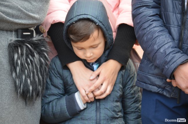 Килим із квітів та цілування рук: як у Луцьку зустріли Онуфрія. ФОТОРЕПОРТАЖ