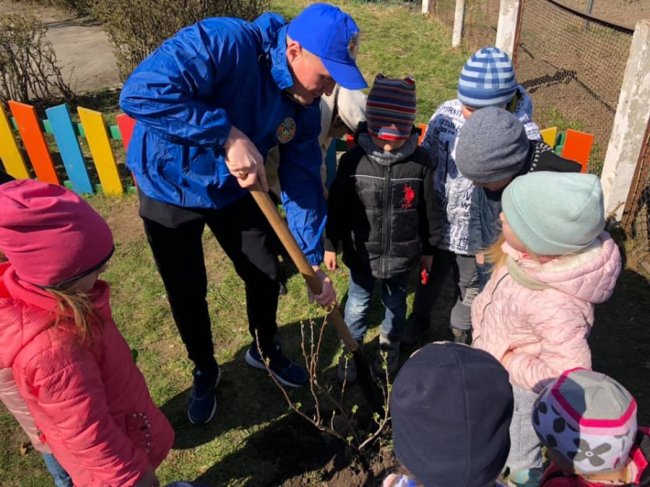 Заради майбутнього: «Побратими України» саджали дерева з дошкільнятами у Луцьку. ФОТО