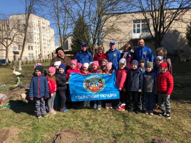 Заради майбутнього: «Побратими України» саджали дерева з дошкільнятами у Луцьку. ФОТО