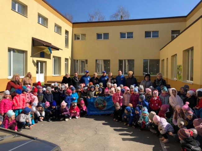 Заради майбутнього: «Побратими України» саджали дерева з дошкільнятами у Луцьку. ФОТО