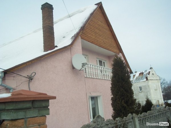 Автомайдан в районах Волині: «криваві» листівки на брамах особняків і сварка з жінкою нардепа. ФОТО. ВІДЕО