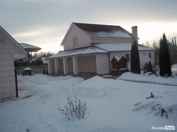 Автомайдан в районах Волині: «криваві» листівки на брамах особняків і сварка з жінкою нардепа. ФОТО. ВІДЕО