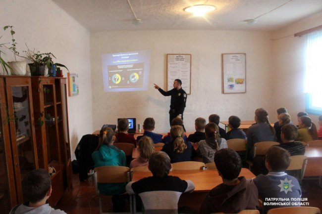 Волинські копи розповіли школярам, як протистояти булінгу. ФОТО