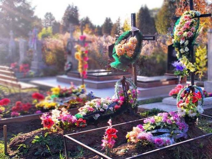 У громаді на Волині заборонили штучні квіти на кладовищах