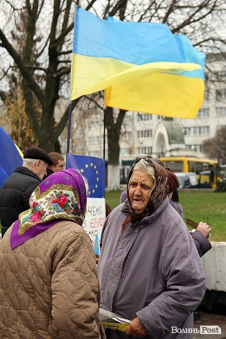 На Євромайдані у Луцьку почали розгортати наметове містечко. ФОТО