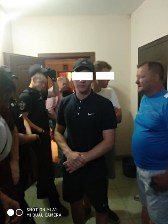 Слухали гімн СРСР, чинили опір і матюкалися: у Луцьку вгамовували п'яних підлітків. ФОТО. ВІДЕО