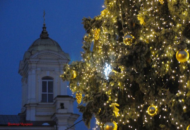 Святкові вогні вечірнього Луцька. ФОТО