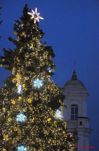 Святкові вогні вечірнього Луцька. ФОТО
