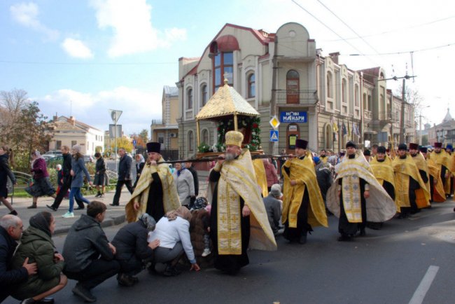 Хресний хід УПЦ МП у Луцьку показали з висоти. ВІДЕО