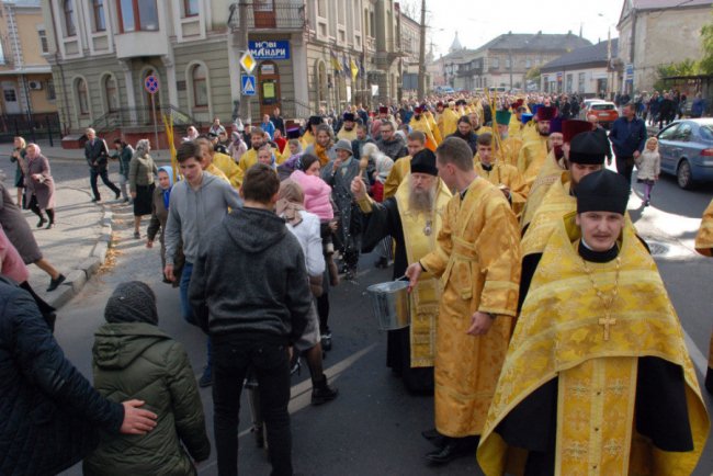 Хресний хід УПЦ МП у Луцьку показали з висоти. ВІДЕО