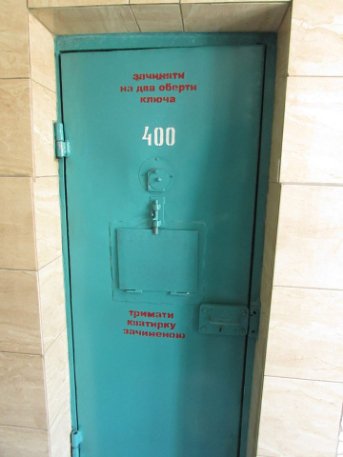 Телевізор, чайник та душ: як виглядає камера Зайцевої. ФОТО