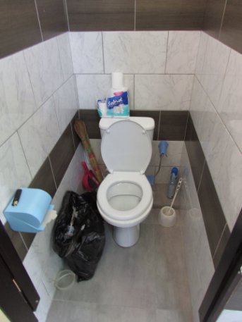 Телевізор, чайник та душ: як виглядає камера Зайцевої. ФОТО