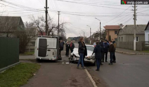 Аварія у Нововолинську: легковик розтрощений, бус перекинувся