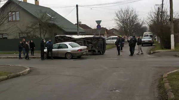 Аварія у Нововолинську: легковик розтрощений, бус перекинувся