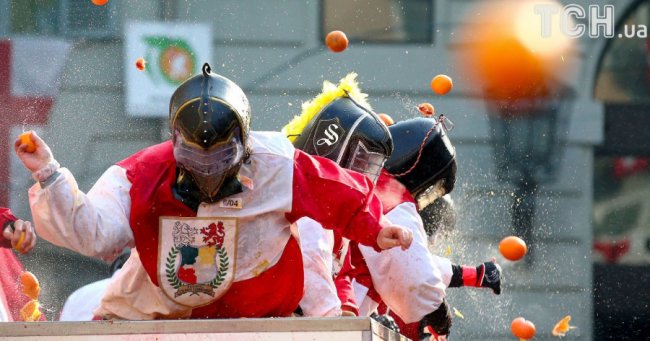 В Італії влаштували масову бійку апельсинами. ФОТО