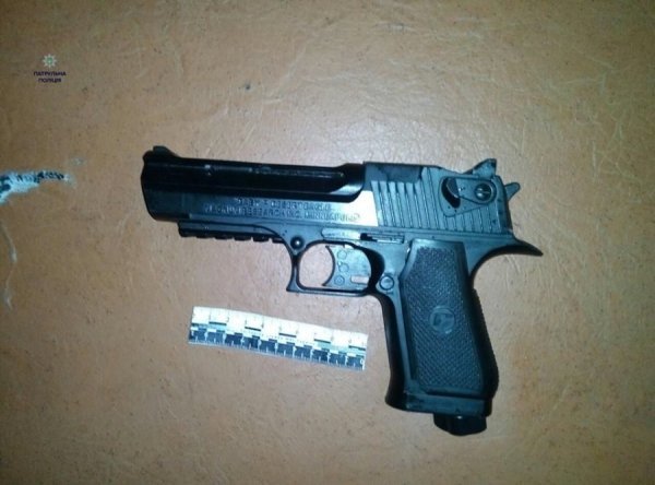 Патрульні затримали чотирьох осіб, що погрожували жінці пістолетом. ФОТО