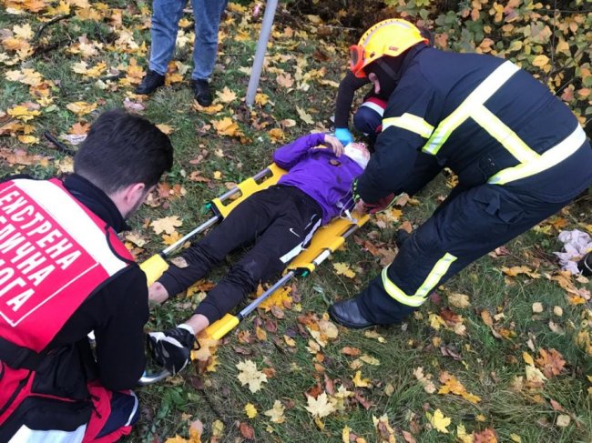 На Волині зіткнулись два легковики: постраждалих з автомобілів діставали очевидці аварії та рятувальники