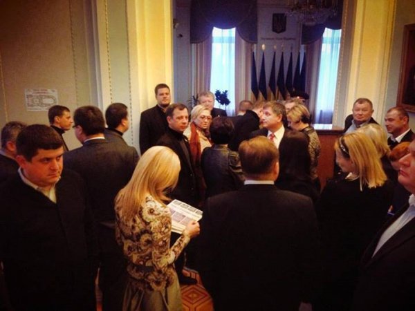 У Раді назріває бійка, спікера заблокували в приймальні. ФОТО