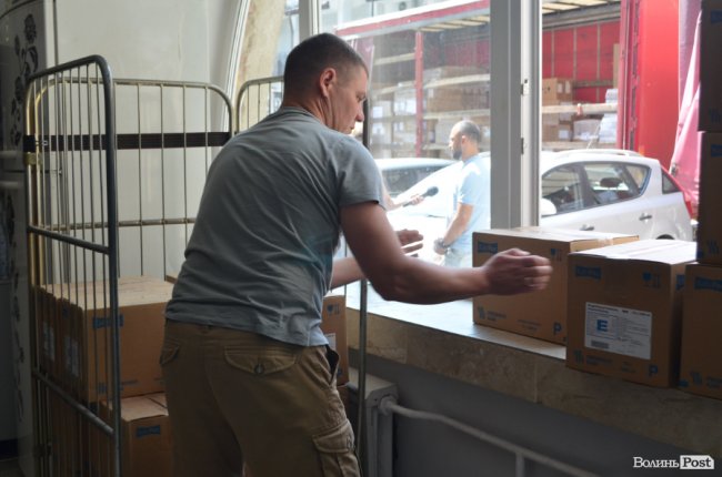 Вартість – понад 120 тисяч євро: до Луцька прибув вантаж з медикаментами для 31 лікарні України