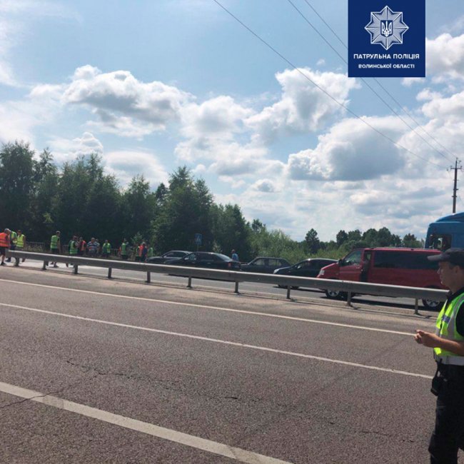 Перекриття траси «Київ-Ковель-Ягодин»: пропускають маршрутки, автобуси та авто з дітьми. ВІДЕО