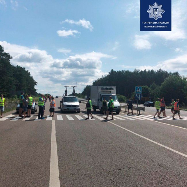 Перекриття траси «Київ-Ковель-Ягодин»: пропускають маршрутки, автобуси та авто з дітьми. ВІДЕО