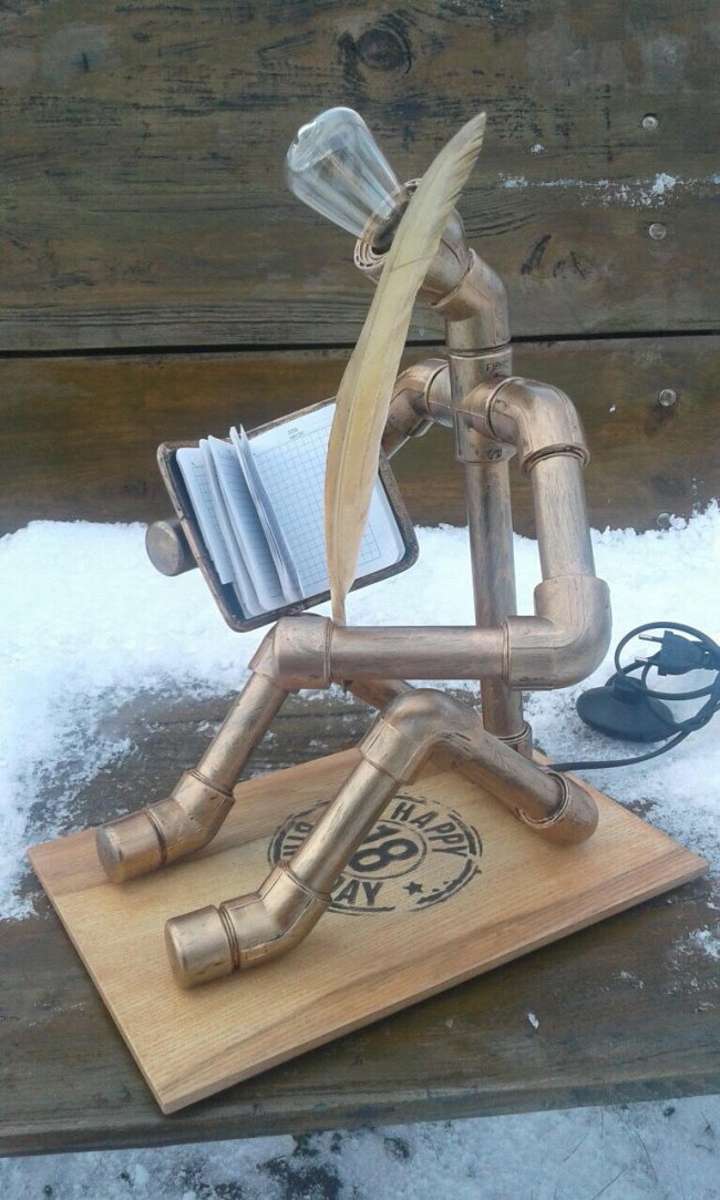 Священник з Волині створює неймовірні гравюри на склі та дзеркалах. ФОТО